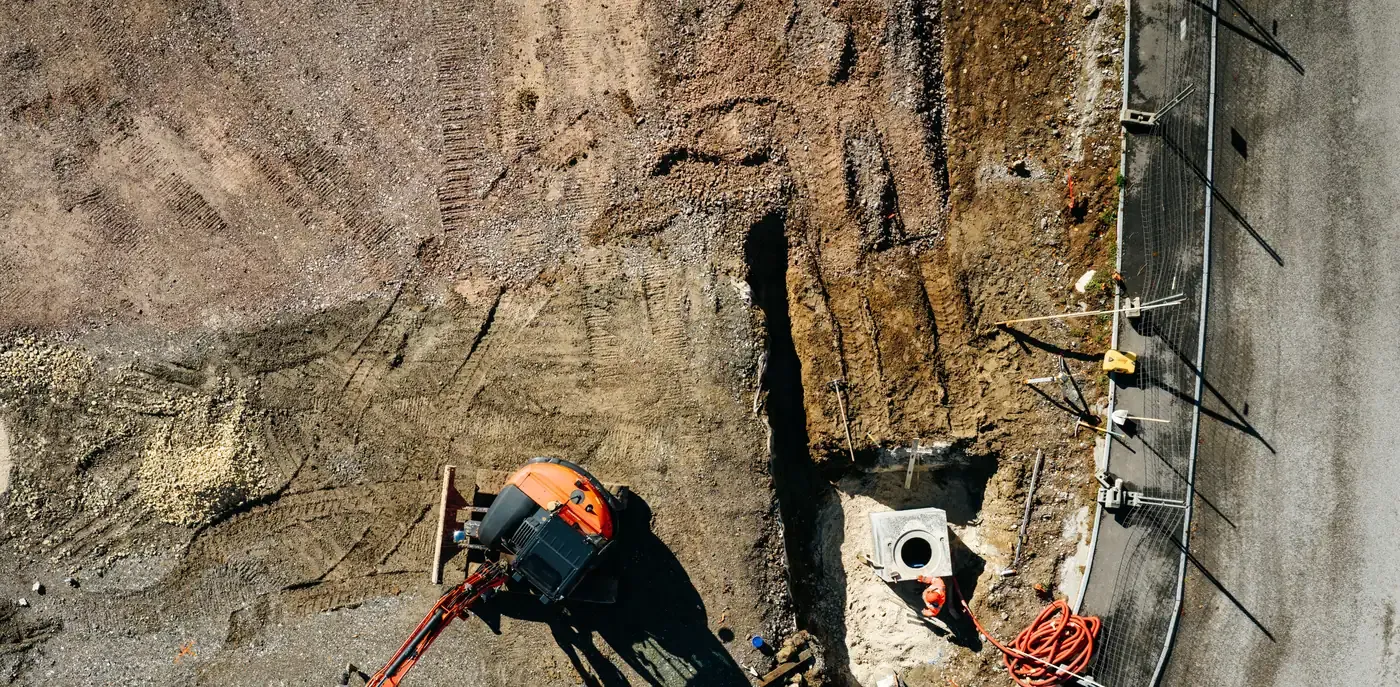 Vue aérienne d'une tranchée de réseaux en cours de terrassement sur un chantier Missillier TP dans la Vallée de l'Arve